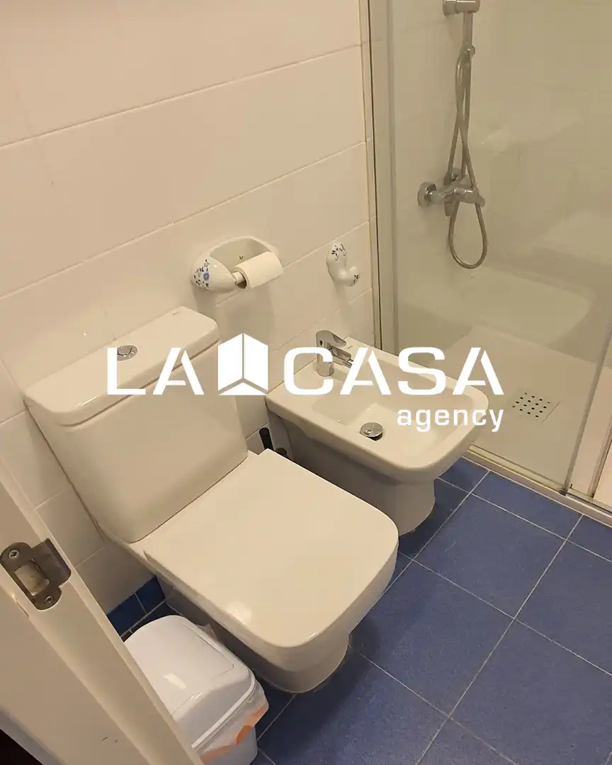 Bathroom of Flat for sale in Sevilla  with Terrace and Storage room