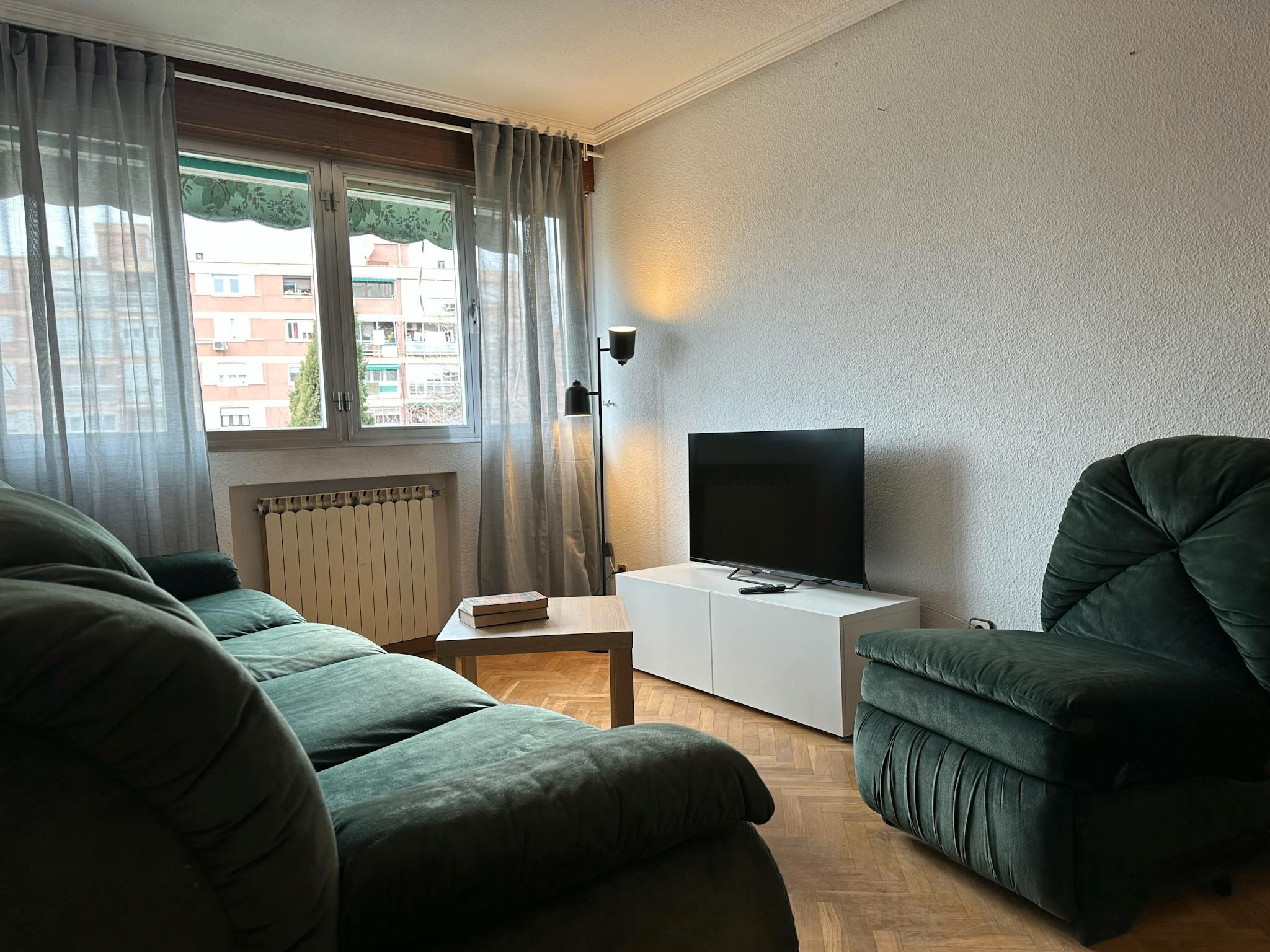 Sala d'estar de Pis de lloguer en  Madrid Capital amb Calefacció, Moblat i Rentadora