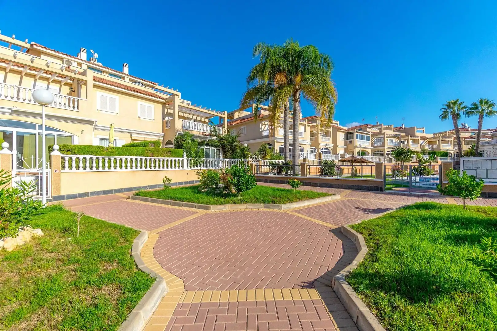 Vista exterior de Dúplex en venda en Orihuela amb Aire condicionat, Jardí privat i Piscina
