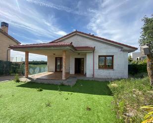 Vista exterior de Casa o xalet en venda en Cardeñadijo amb Terrassa