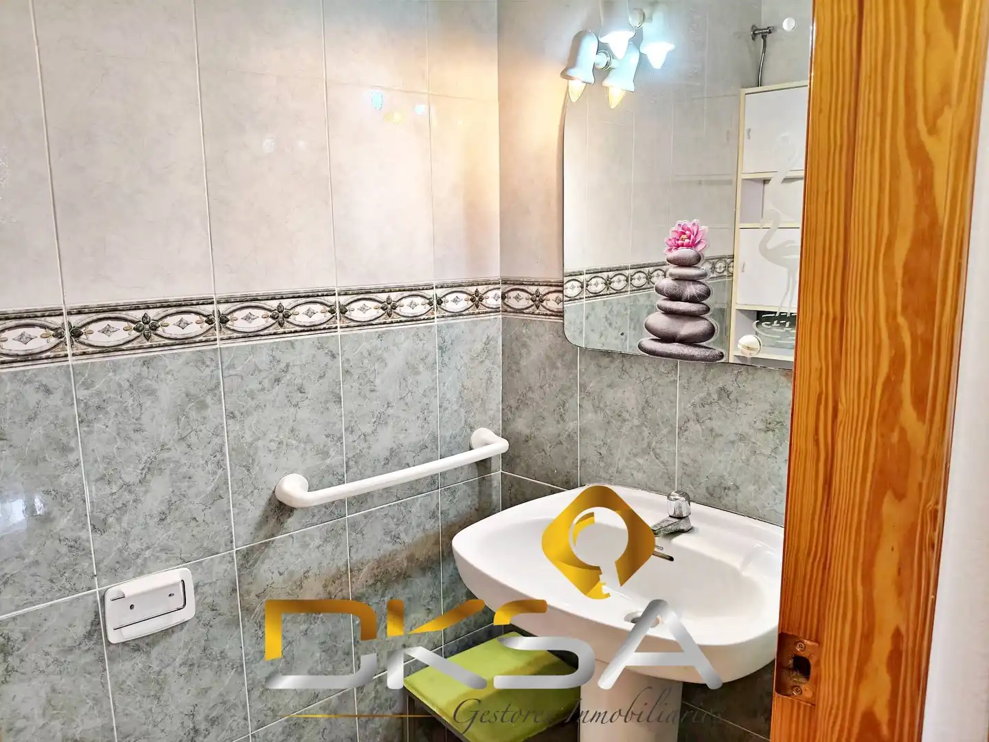 Bathroom of Flat for sale in Madrigal 