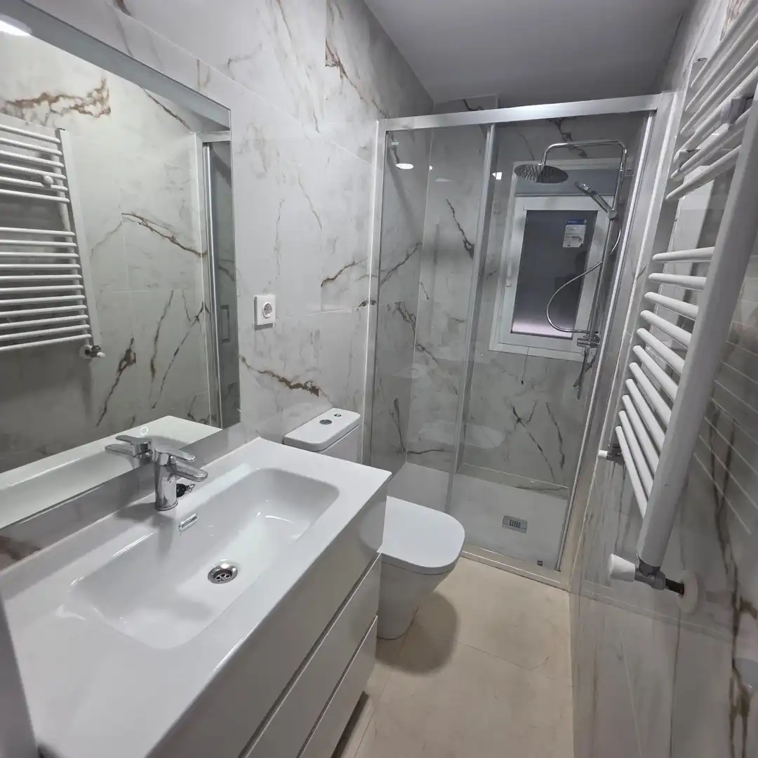 Bathroom of Flat for sale in Madrid  with Heating, Private garden and Furnished