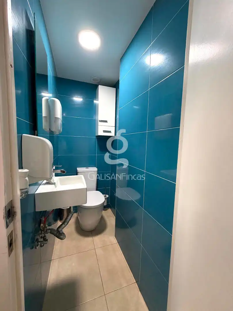 Bany de Oficina en venda en Cornellà de Llobregat amb Aire condicionat i Calefacció