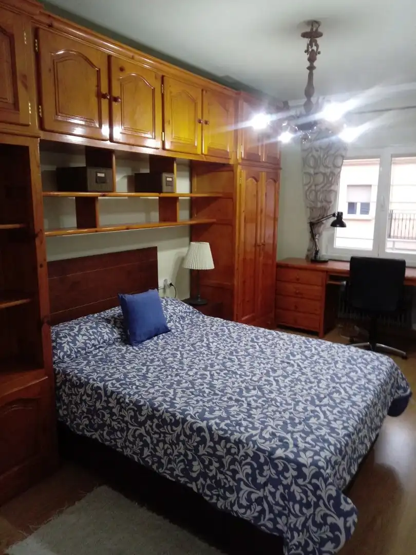 Schlafzimmer von Wohnung zur Miete in Salamanca mit Heizung, Parkett und Möbliert
