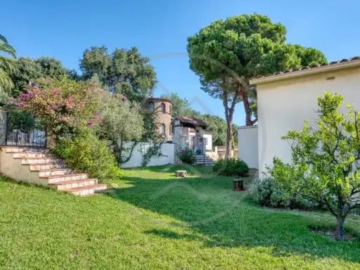 Casa amb jardí en venda a Carrer del Ripollès, imagen 2