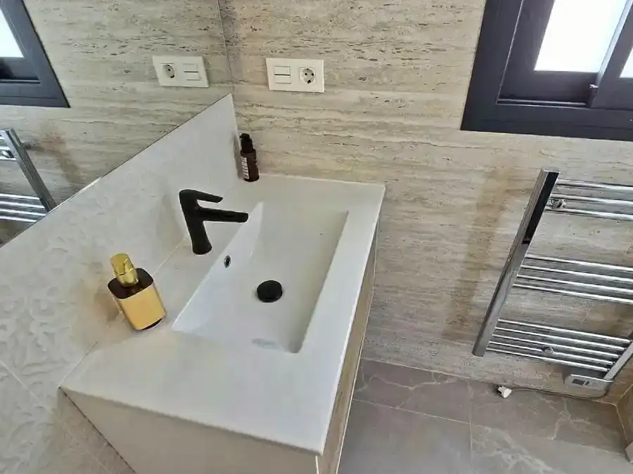 Badezimmer von Wohnungen zur Miete in Torrevieja mit Klimaanlage, Schwimmbad und Balkon