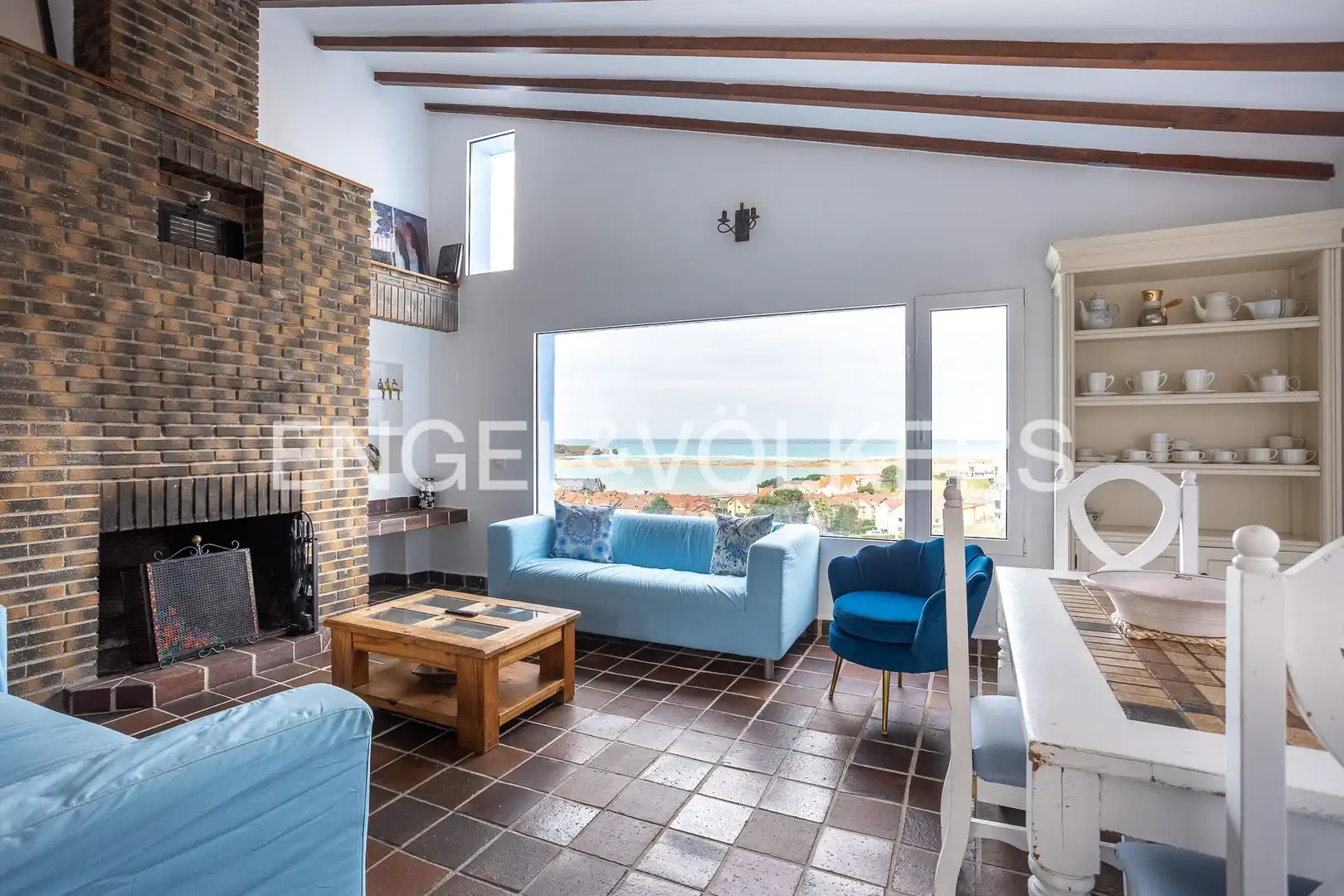 Sala d'estar de Casa o xalet en venda en Miengo amb Calefacció, Jardí privat i Piscina