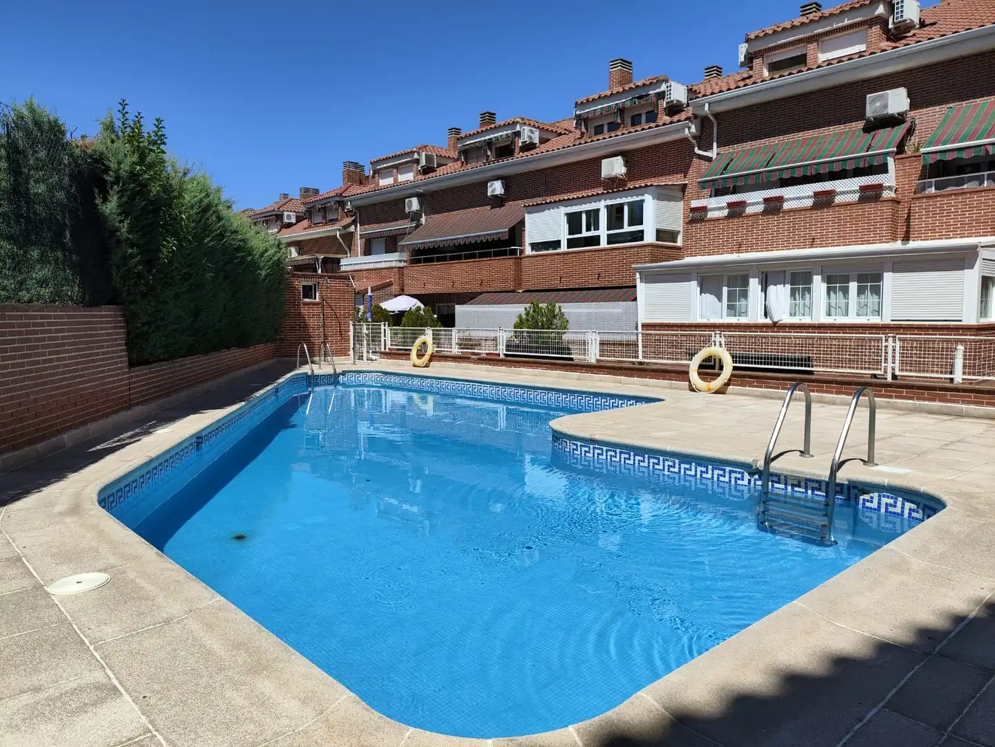 Piscina de Piso de alquiler en Sevilla la Nueva con Calefacción, Trastero y Amueblado