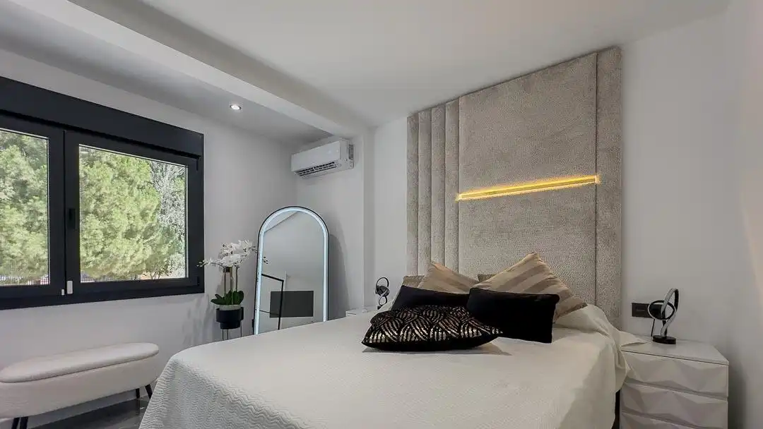 Habitación de Casa adosada en venta en Málaga con Aire acondicionado, Terraza y Amueblado