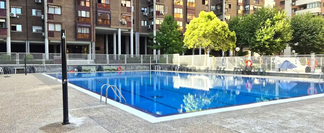 Swimming pool of Flat for rent in Madrid  with Air Conditioner, Heating and Private garden