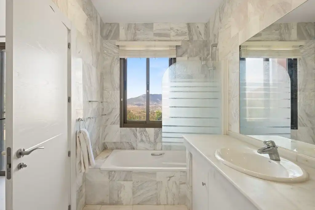 Baño de Planta baja en venta en Ojén con Aire acondicionado, Jardín privado y Terraza