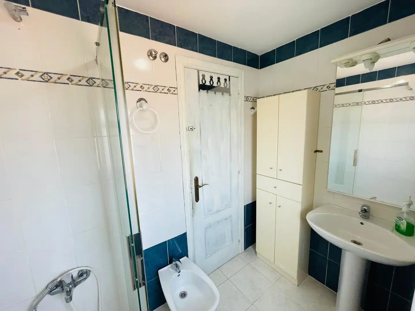 Baño de Apartamento de alquiler en La Manga del Mar Menor con Aire acondicionado, Calefacción y Piscina