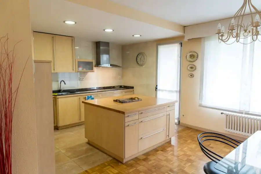 Cocina de Piso en venta en  Pamplona / Iruña con Calefacción, Parquet y Amueblado