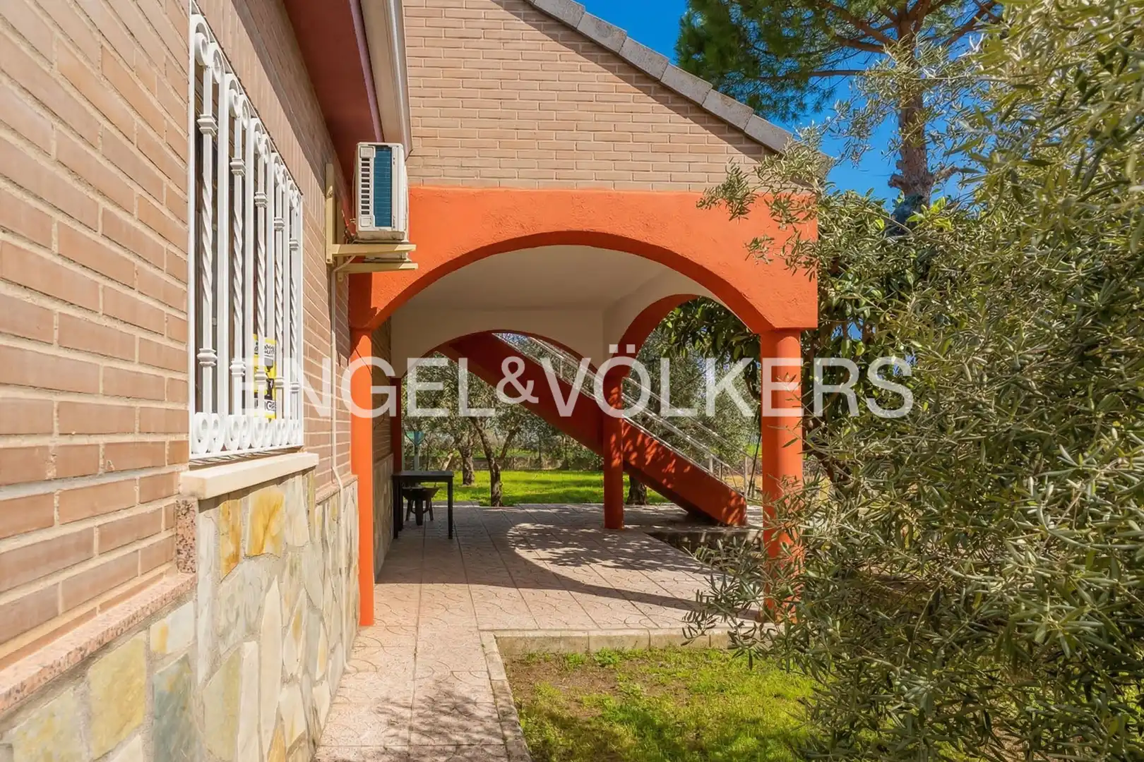 Vista exterior de Casa o xalet en venda en Mejorada del Campo amb Aire condicionat, Calefacció i Terrassa