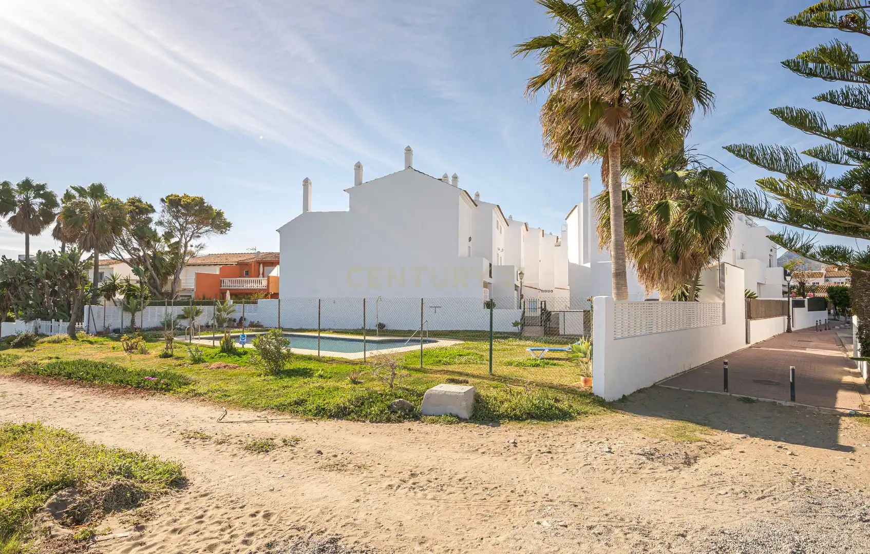 Vista exterior de Casa adosada en venta en Estepona con Aire acondicionado, Trastero y Piscina comunitaria