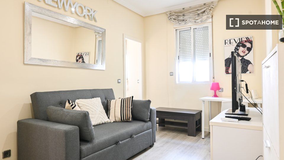Living room of Flat to rent in  Madrid Capital  with Air Conditioner, Heating and Furnished
