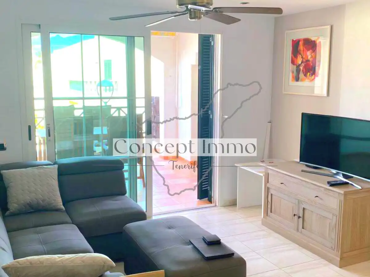 Sala de estar de Piso en venta en Arona con Terraza, Alarma y Piscina comunitaria