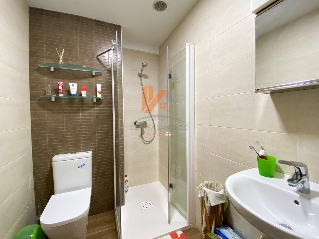 Bany de Apartament en venda en Santiago de Compostela  amb Calefacció i Rentadora