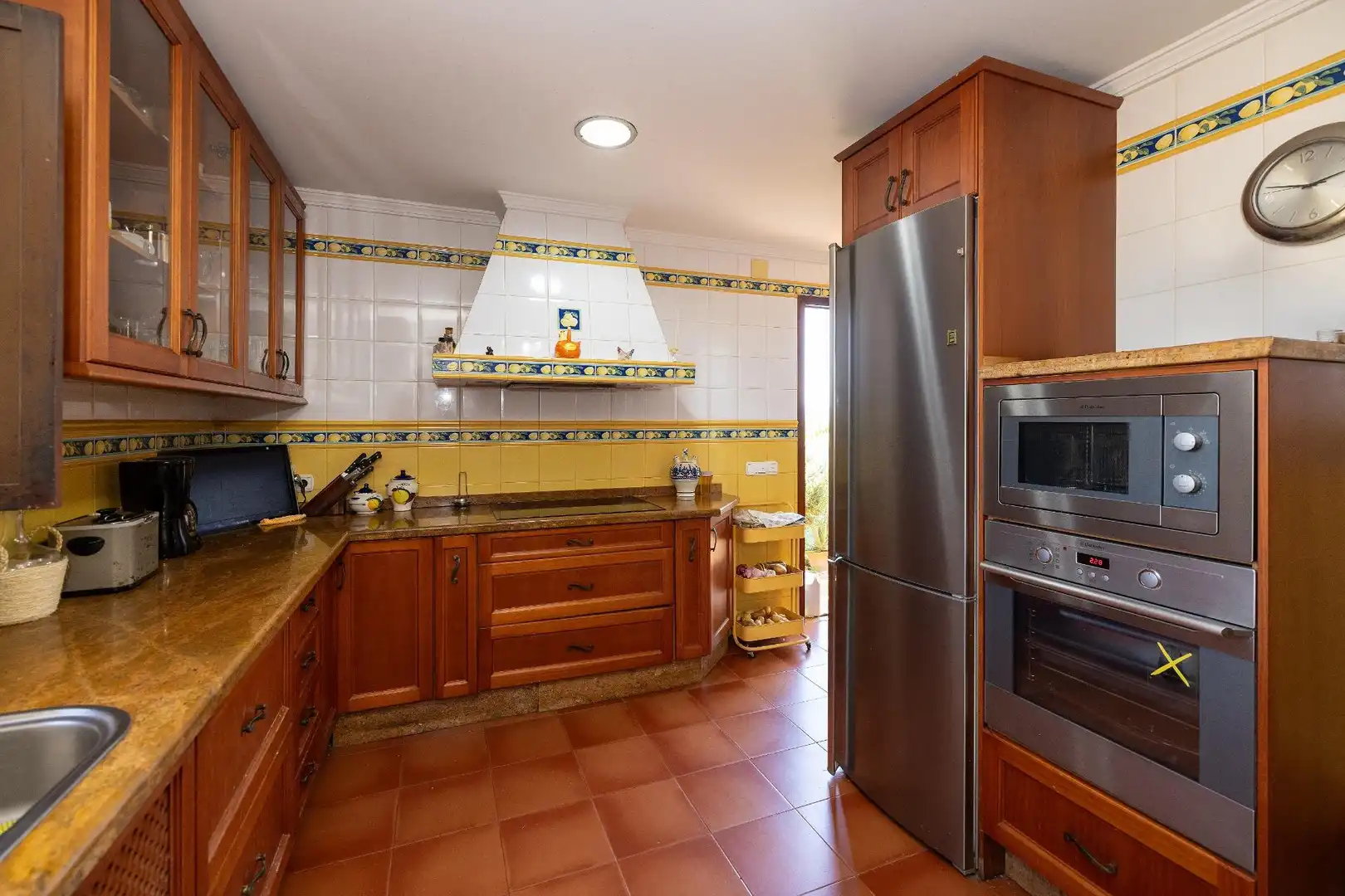 Cuina de Casa o xalet en venda en Alhaurín de la Torre amb Jardí privat, Terrassa i Piscina