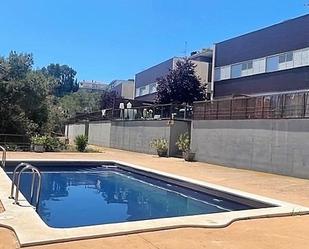 Piscina de Casa adosada en venda en Canyelles amb Aire condicionat, Terrassa i Balcó