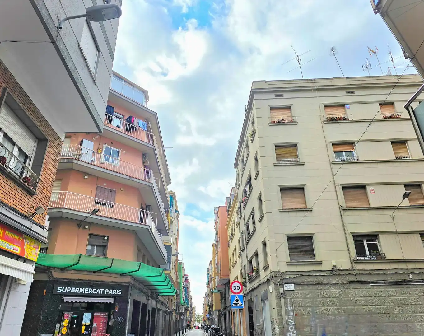 Außenansicht von Büro zum Verkauf in L'Hospitalet de Llobregat mit Klimaanlage, Abstellraum und Alarm