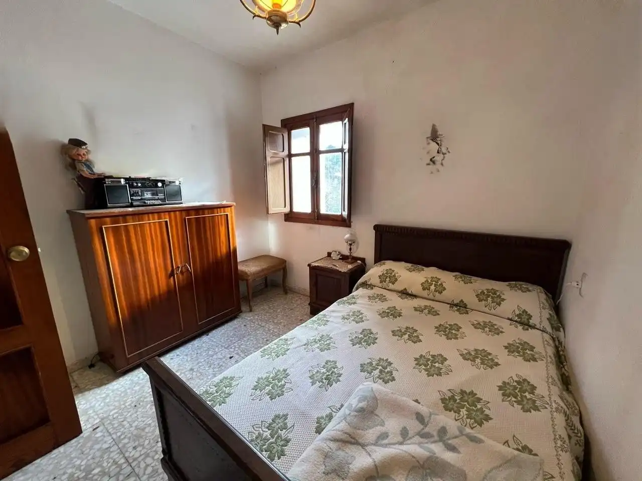 Dormitori de Finca rústica en venda en Ourense Capital  amb Jardí privat, Terrassa i Moblat