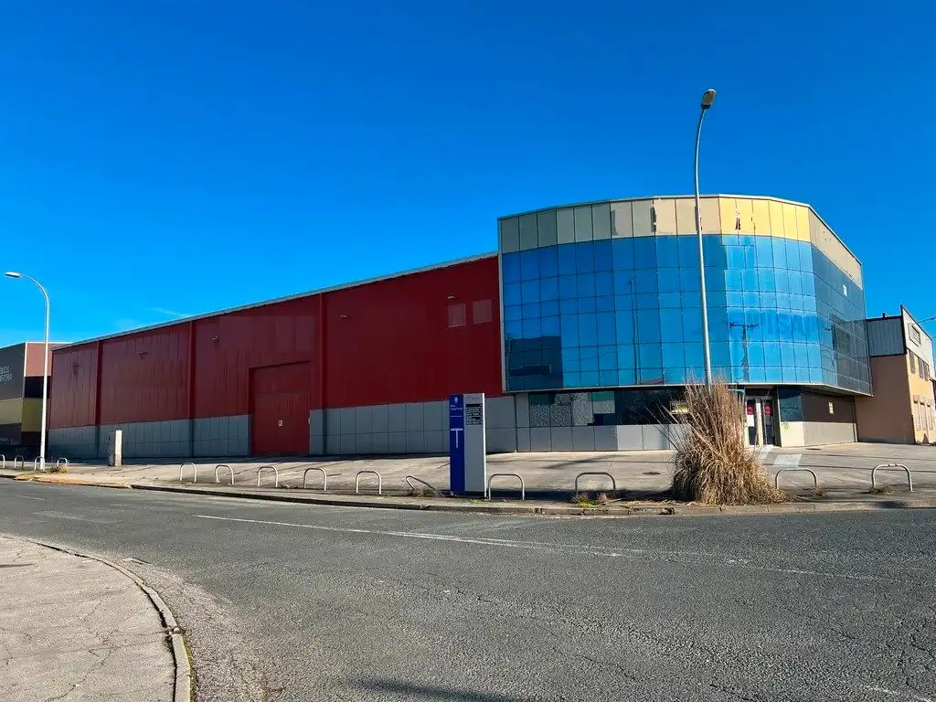 Nau industrial amb ascensor de lloguer a Rúa Jesús Fernández Pita