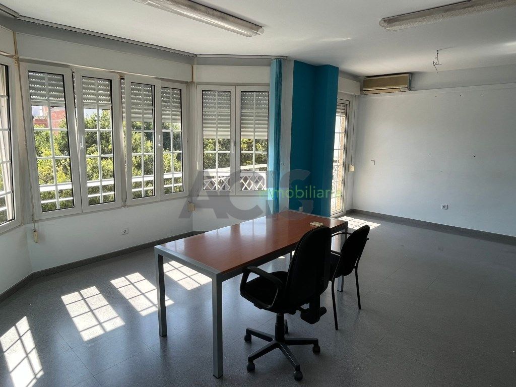 Büro miete in L'Alcúdia mit Klimaanlage und Möbliert