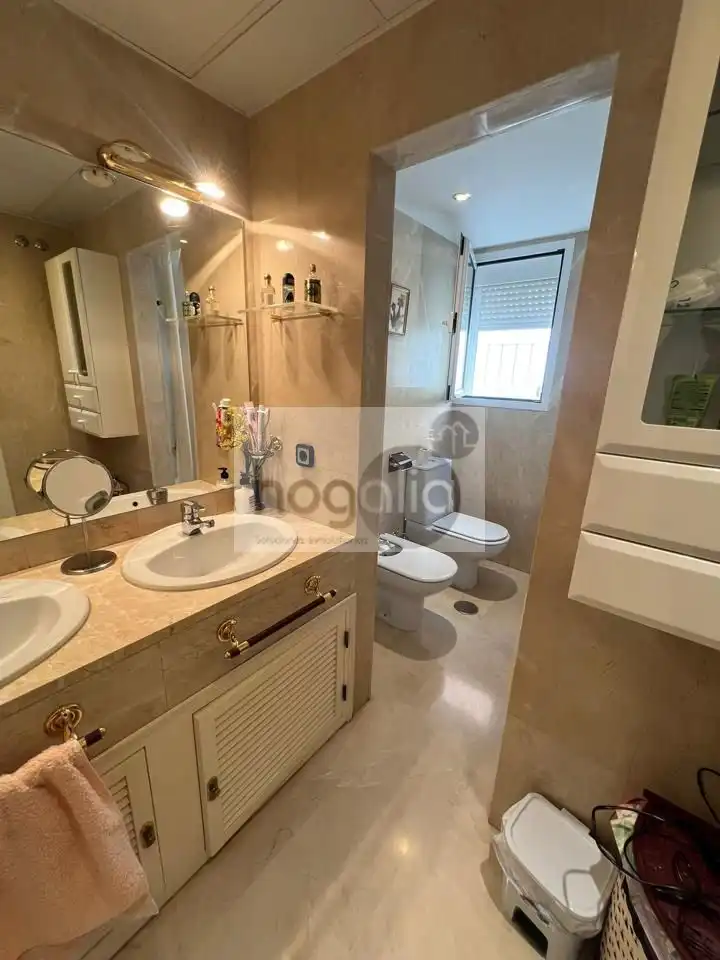 Bathroom of Attic for rent in Sevilla  with Air Conditioner, Terrace and Furnished