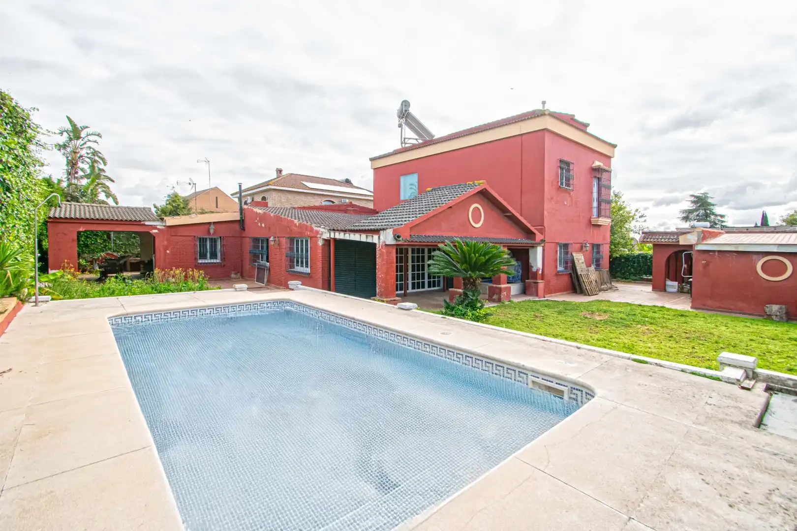 Piscina de Casa o xalet en venda en Tomares amb Jardí privat, Terrassa i Piscina