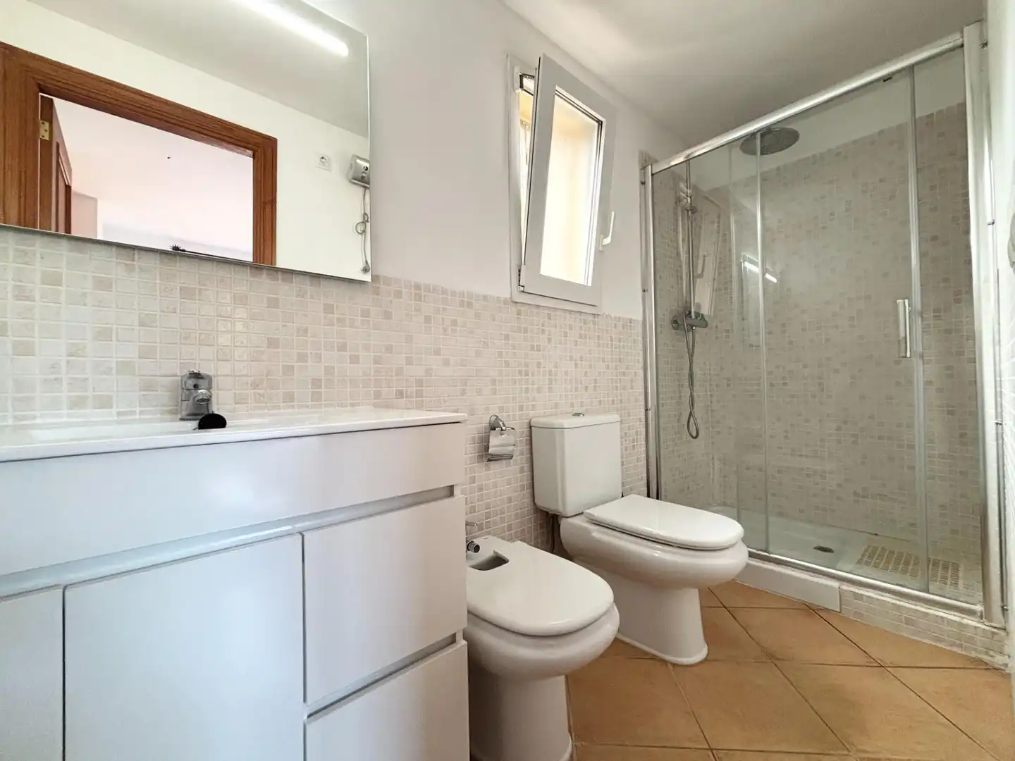 Badezimmer von Einfamilien-Reihenhaus zum Verkauf in Llucmajor mit Heizung, Privatgarten und Terrasse