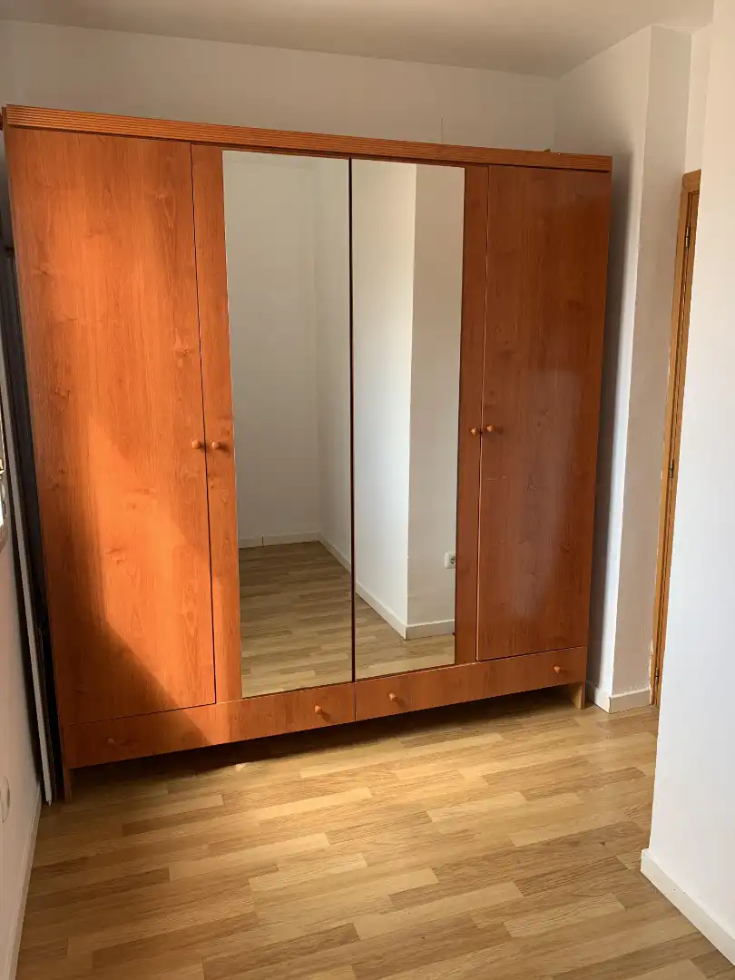 Dormitori de Pis de lloguer en Dos Hermanas amb Aire condicionat, Piscina i Moblat
