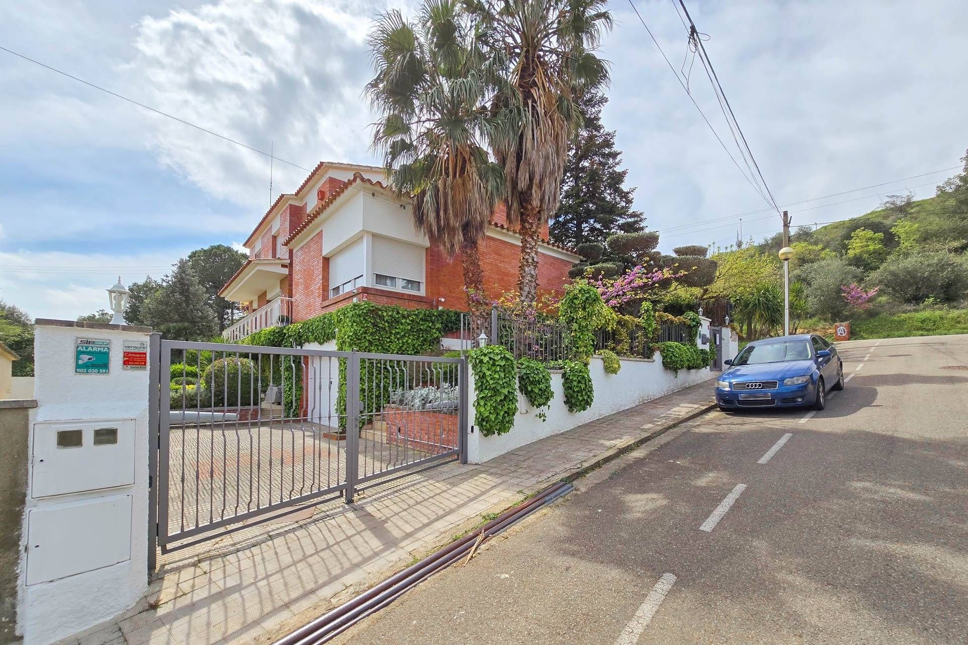 Exterior view of House or chalet for sale in Figueres  with Air Conditioner, Heating and Private garden