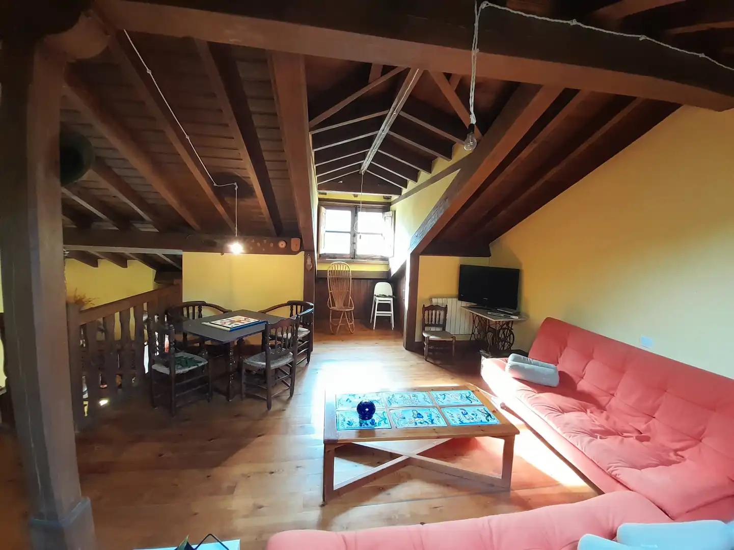 Sala d'estar de Casa adosada en venda en Caso amb Calefacció, Terrassa i Traster