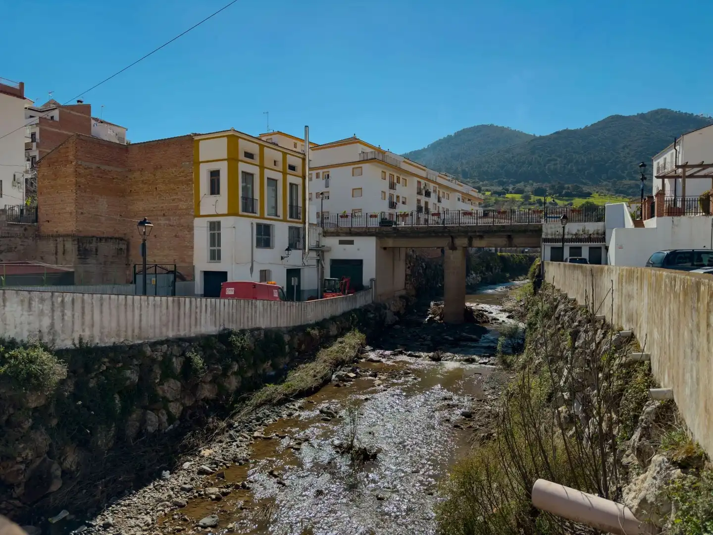 Vista exterior de Casa adosada en venda en Tolox amb Calefacció