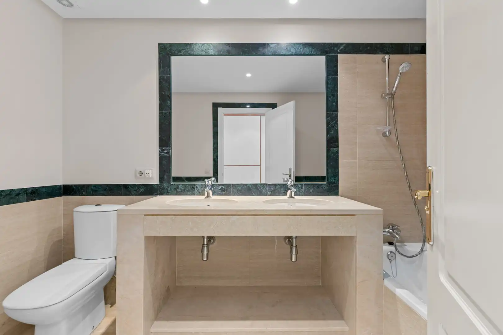 Badezimmer von Erdgeschoss zum Verkauf in Benahavís mit Klimaanlage, Terrasse und Abstellraum