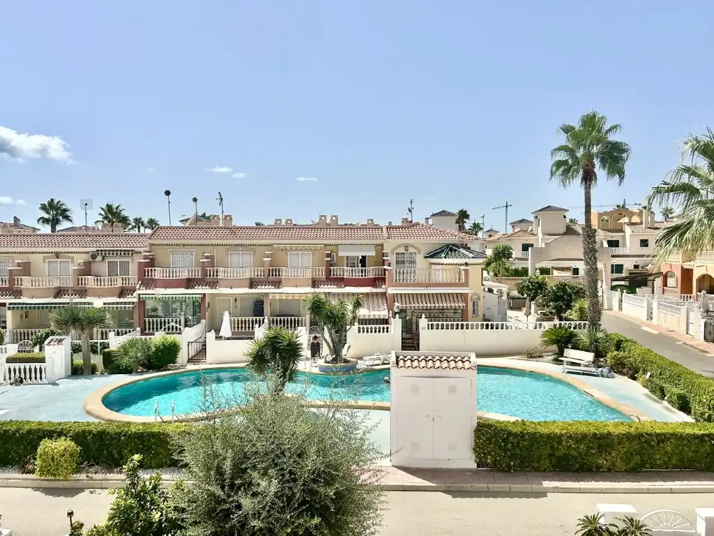 Vista exterior de Casa o xalet en venda en Rojales amb Aire condicionat i Piscina