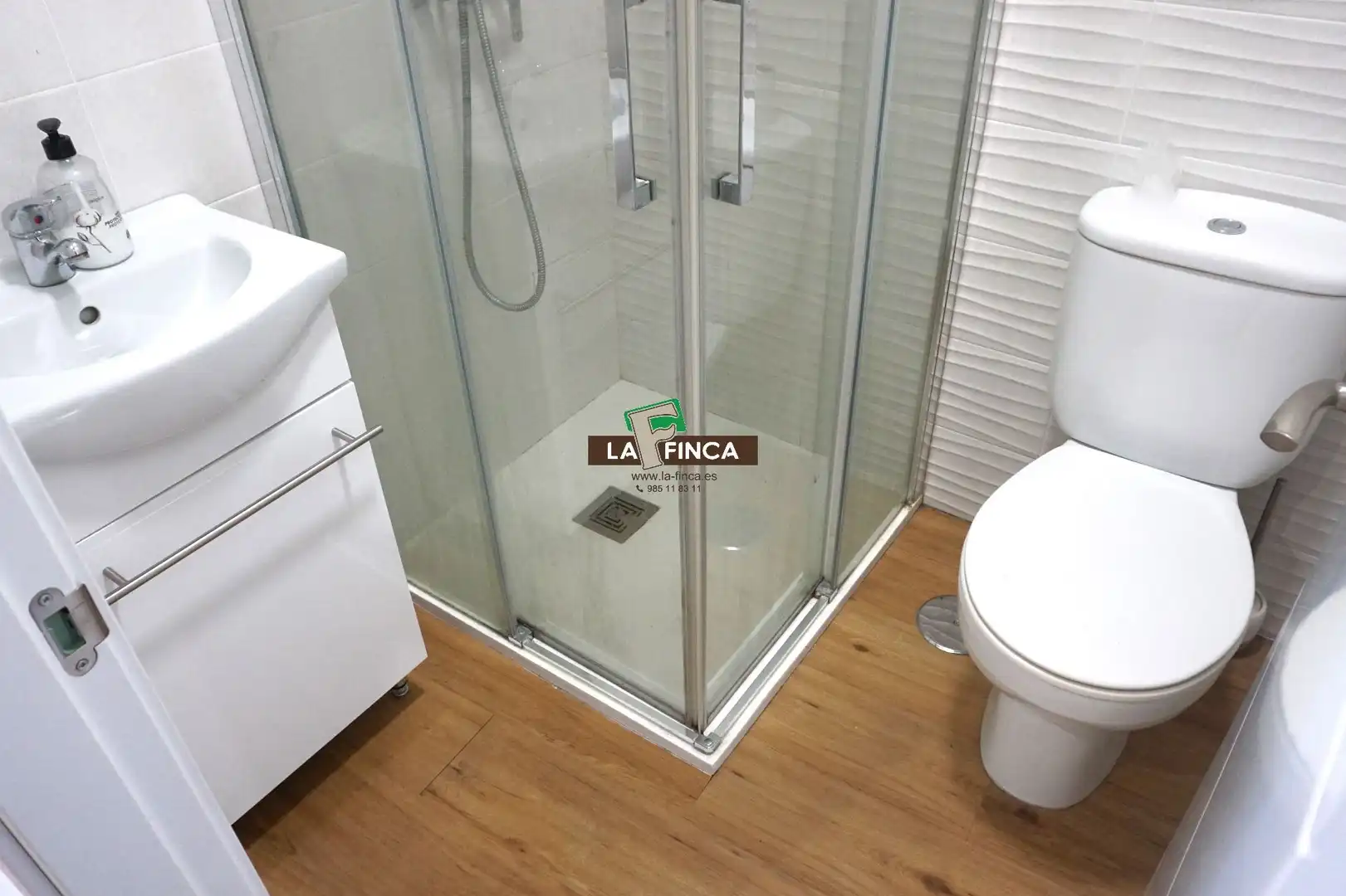 Bathroom of Flat for rent in Gijón   with Parquet flooring and Furnished