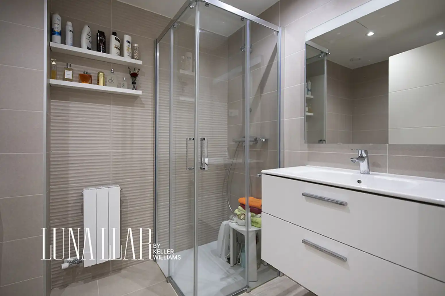 Badezimmer von Wohnung zum Verkauf in Gavà mit Klimaanlage, Privatgarten und Parkett