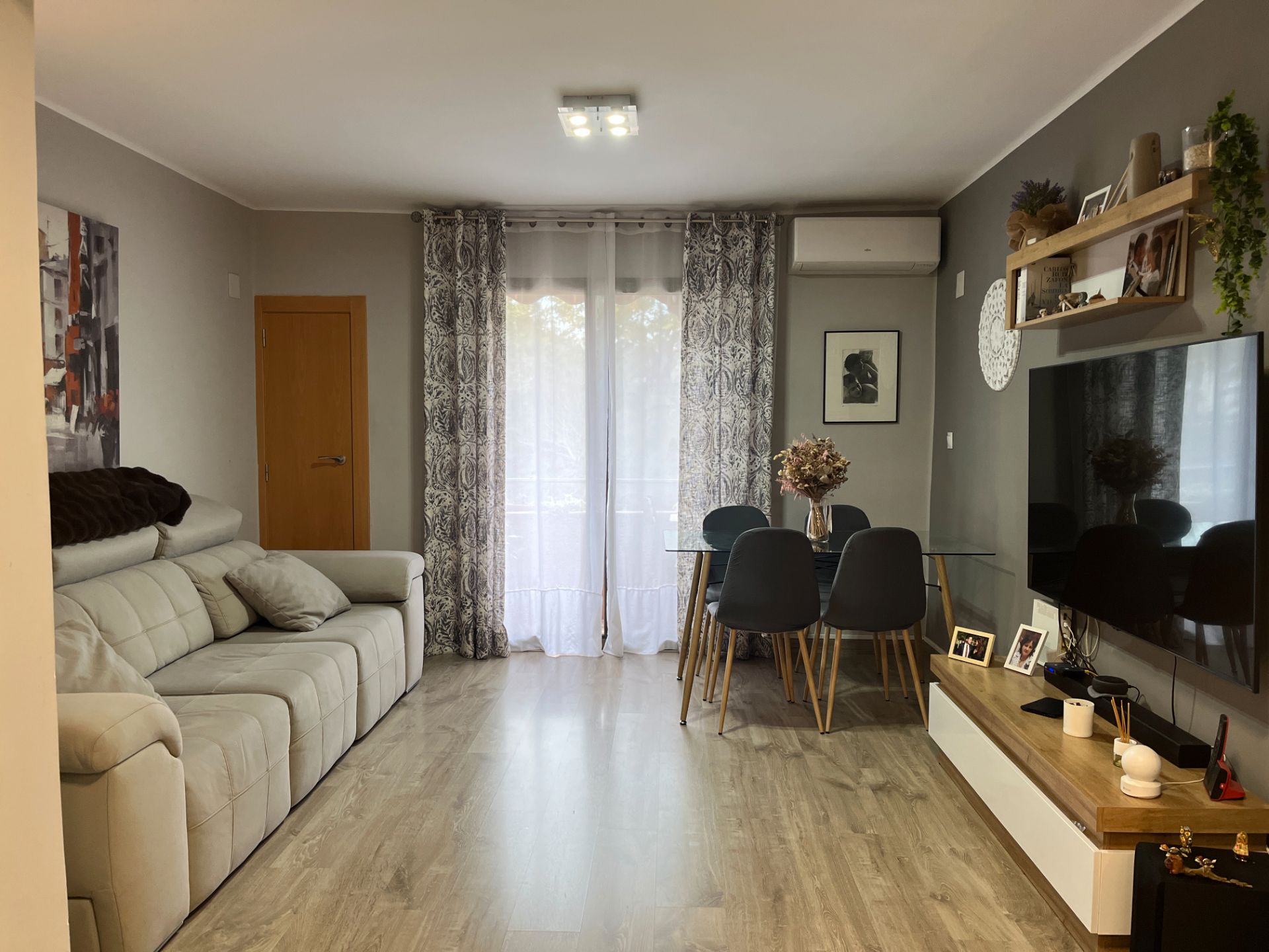 Living room of Flat for sale in  Valencia Capital  with Air Conditioner, Parquet flooring and Terrace