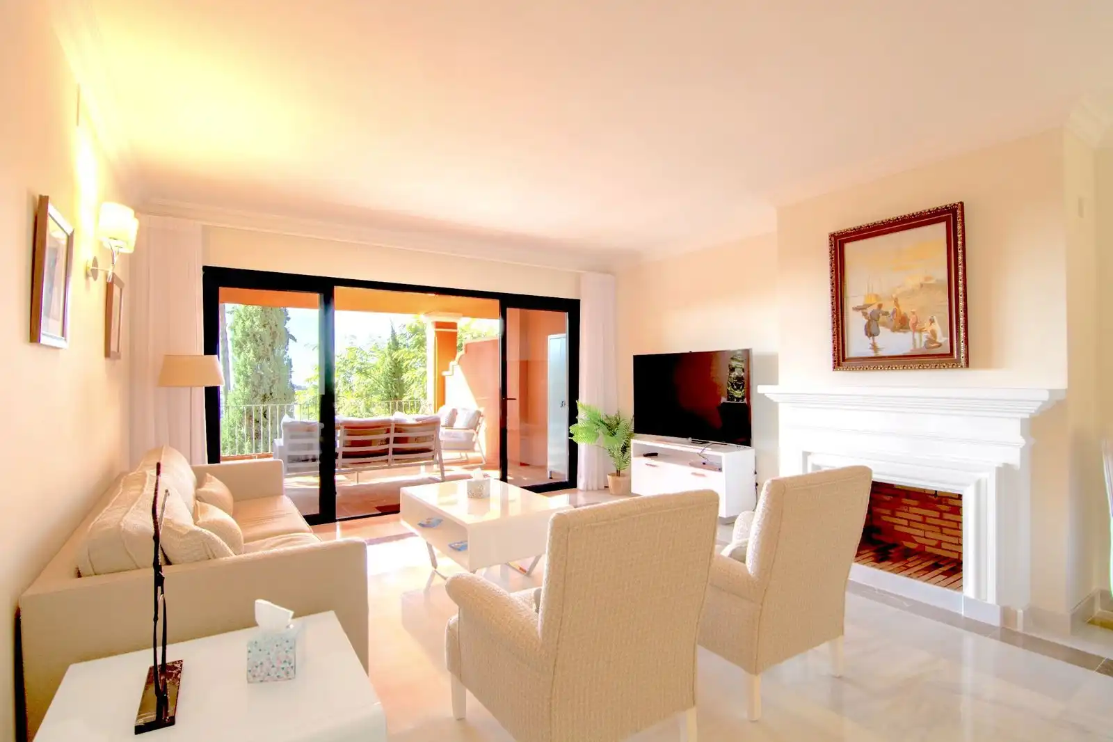 Sala de estar de Apartamento en venta en Benahavís con Terraza, Amueblado y Piscina comunitaria