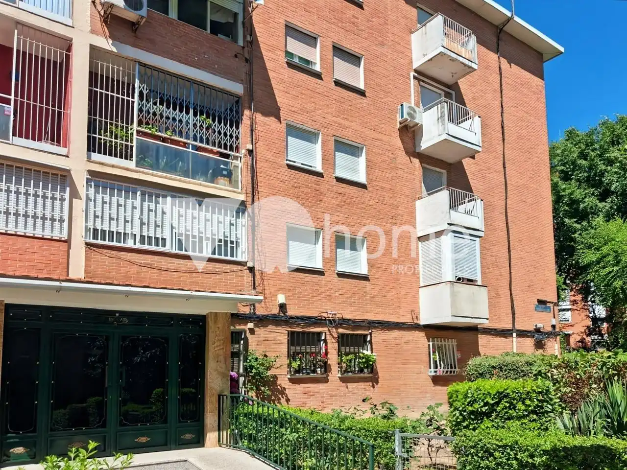 Vista exterior de Planta baja en venta en Madrid con Calefacción