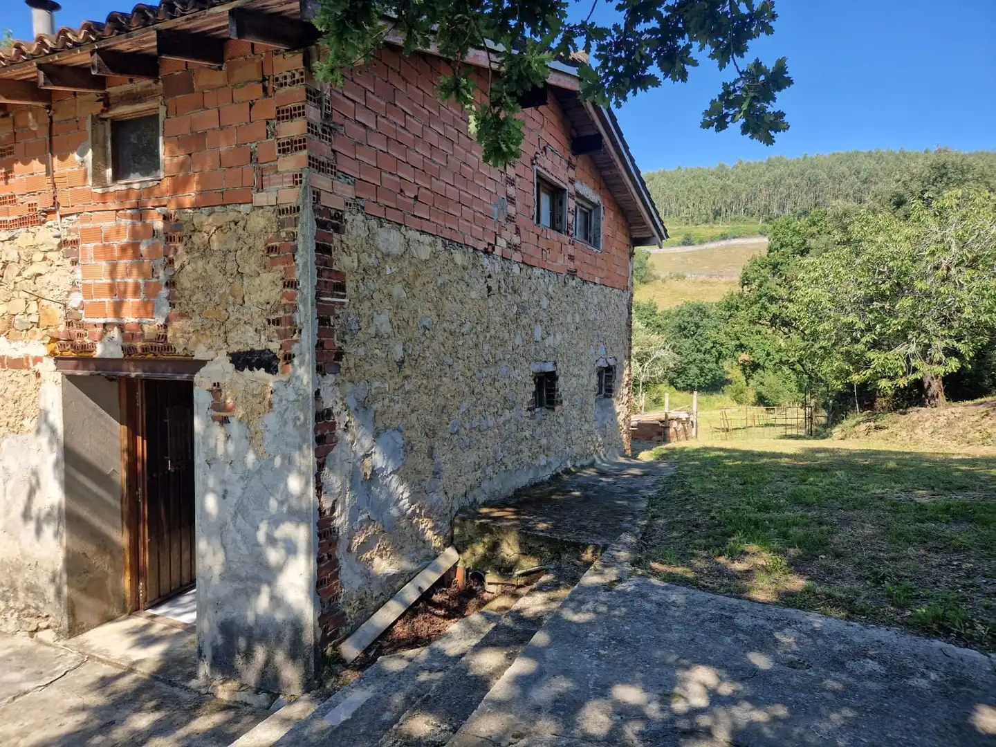 Vista exterior de Casa o xalet en venda en Camargo amb Terrassa, Traster i Balcó