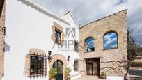 Vista exterior de Finca rústica en venda en Bigues i Riells amb Aire condicionat, Terrassa i Piscina