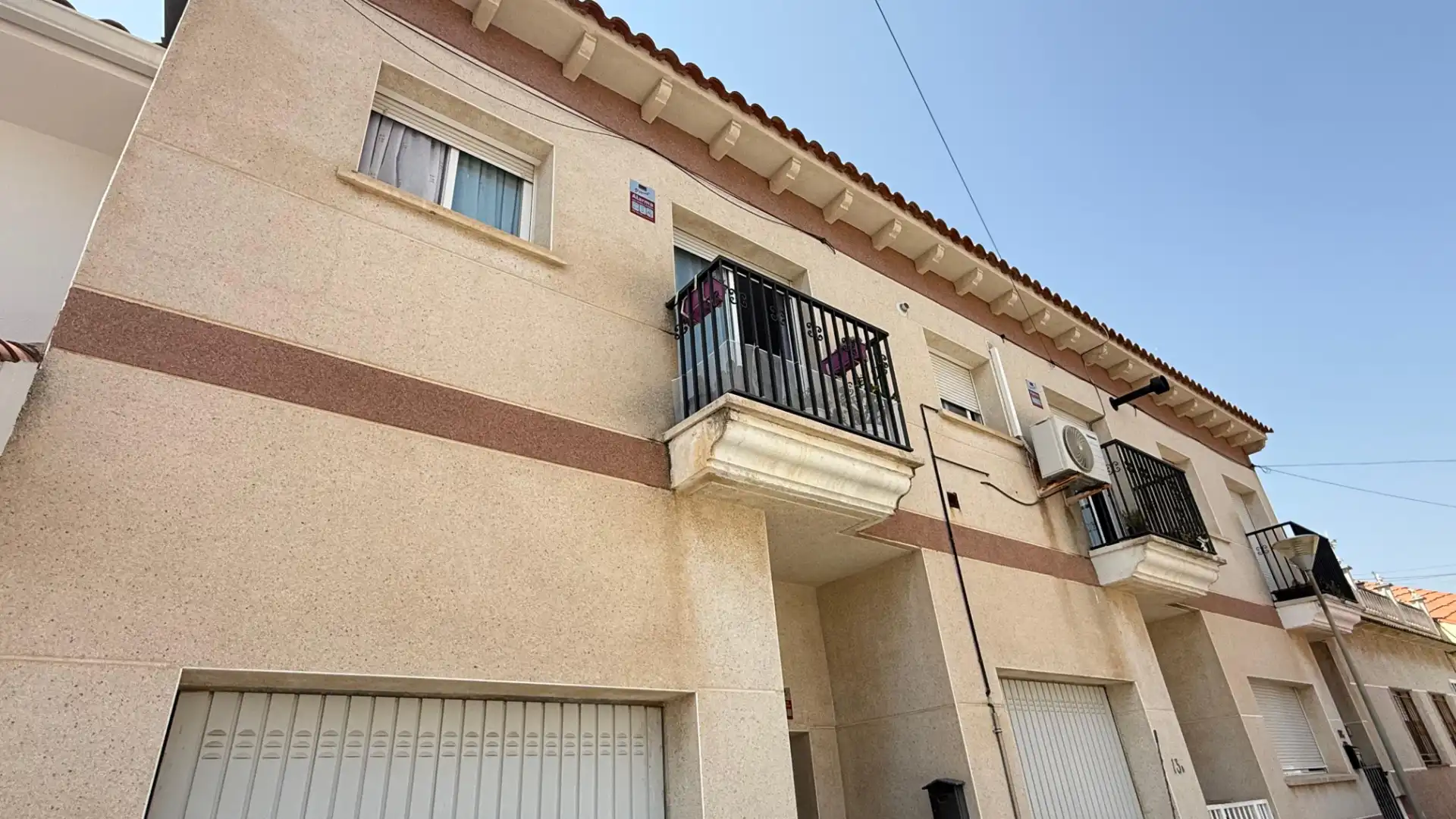Vista exterior de Casa adosada en venta en Roda de Berà con Calefacción, Jardín privado y Terraza