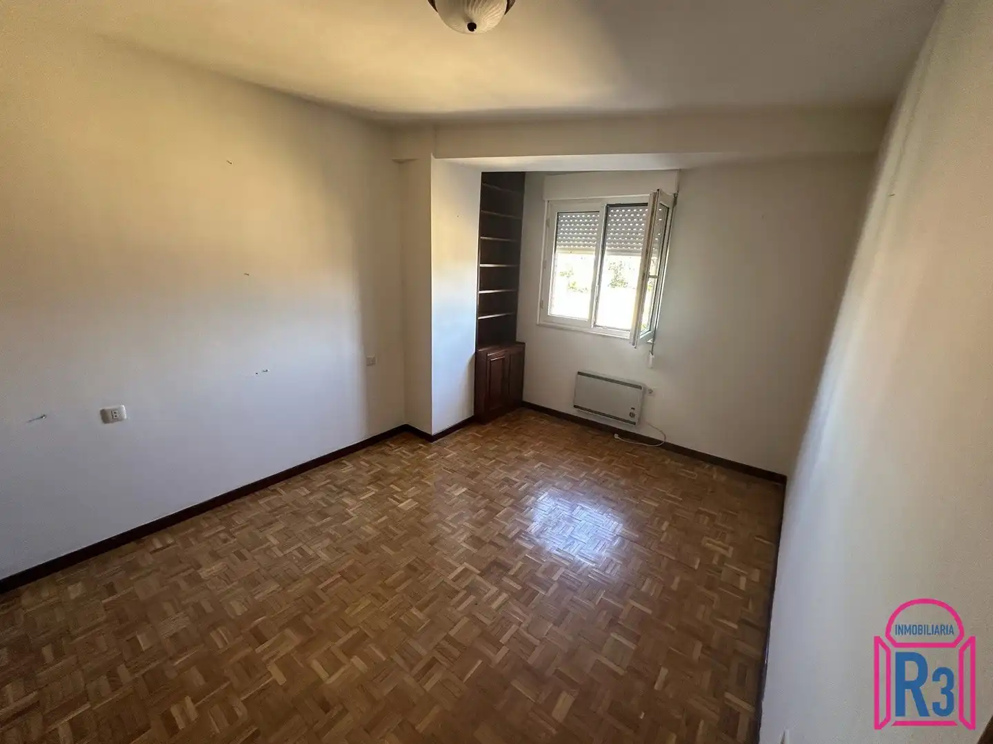 Dormitori de Apartament en venda en León Capital  amb Calefacció, Terrassa i Moblat