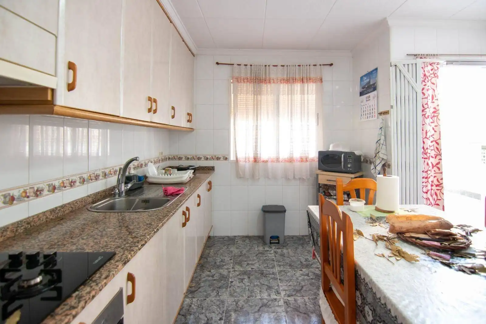 Küche von Einfamilien-Reihenhaus zum Verkauf in Torrevieja mit Klimaanlage, Heizung und Terrasse