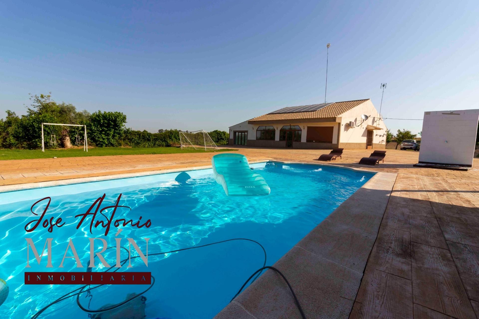 Swimming pool of House or chalet for sale in Badajoz Capital  with Air Conditioner, Heating and Private garden