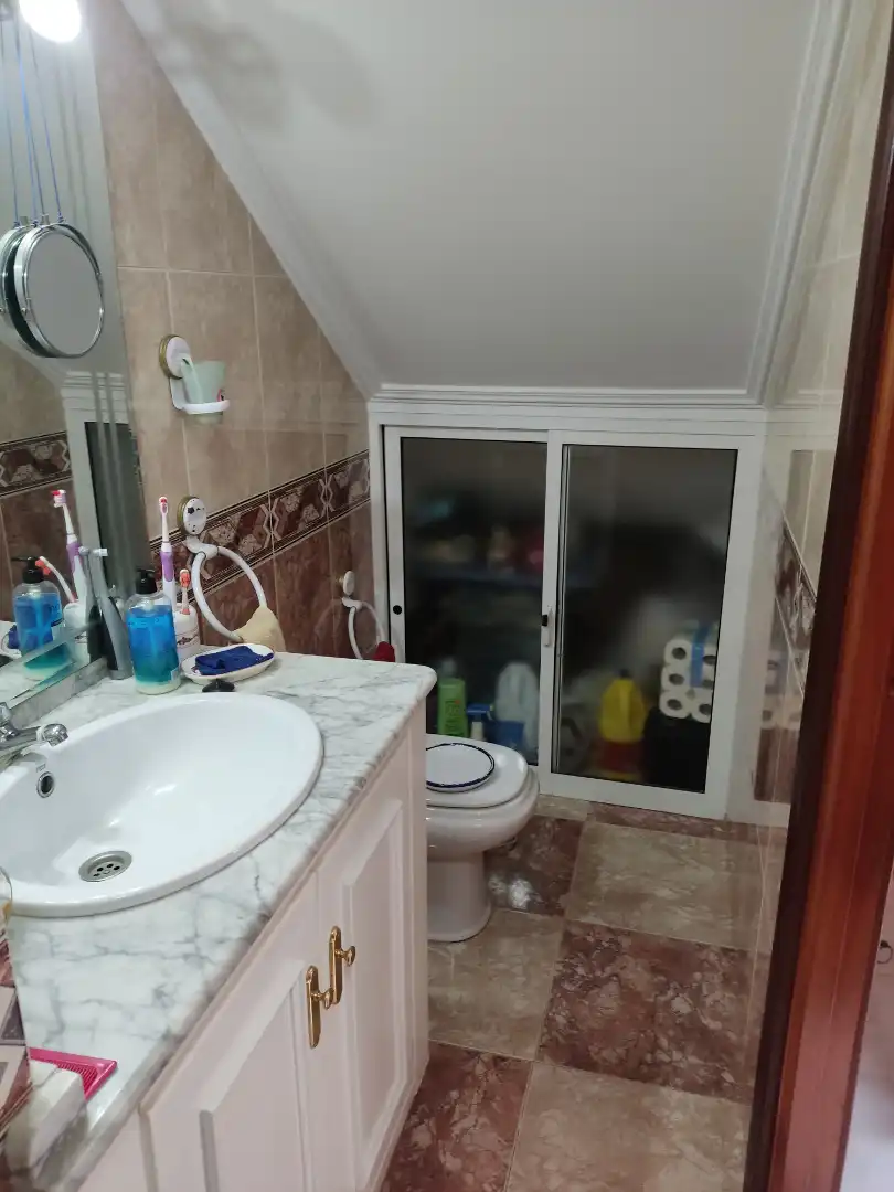 Badezimmer von Einfamilien-Reihenhaus zum Verkauf in Barbate mit Klimaanlage, Heizung und Terrasse