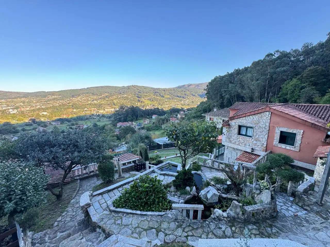 Vista exterior de Casa o xalet en venda en Redondela amb Calefacció, Jardí privat i Terrassa